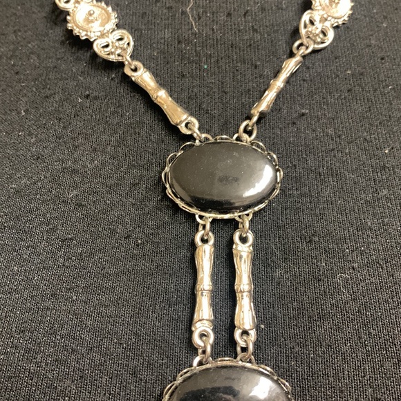 Necklace, Black and Silver design with a detail chain, 21”, Excellent Co… - Picture 5 of 12